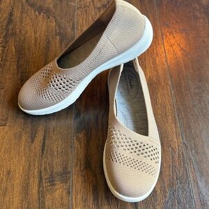 Clarks Cloudsteppers Ultra-lightweight Slip on Sneakers tan size 8 (BL)